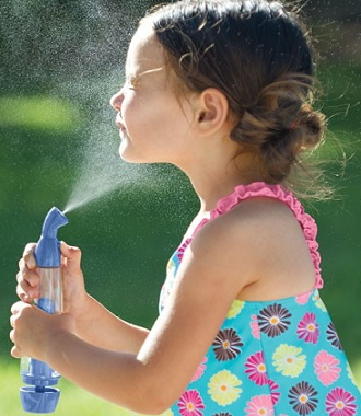 Спрей с водна мъгла за охлаждане в летните дни на плажа или басейна